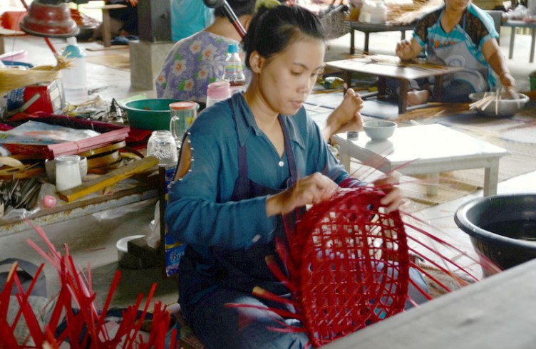 タイの繊細な竹編みバッグ「BAAN KHUN PRANEE」の工房を訪問！ | Fragments